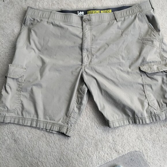 Lee Extreme Motion 48 Mens Cargo Shorts Khaki Brown Stretch Casual Pockets - Picture 1 of 4